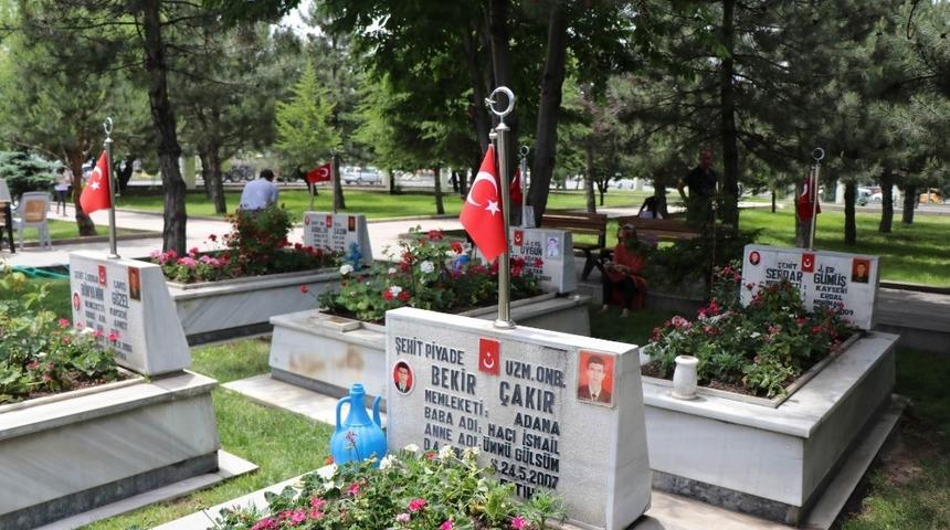 Şehitlikte h&uuml;z&uuml;nl&uuml; arefe