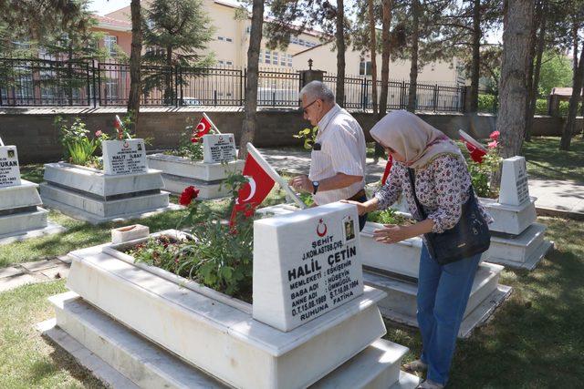 Eskişehir'de, bayram arifesinde şehitlik ziyareti 