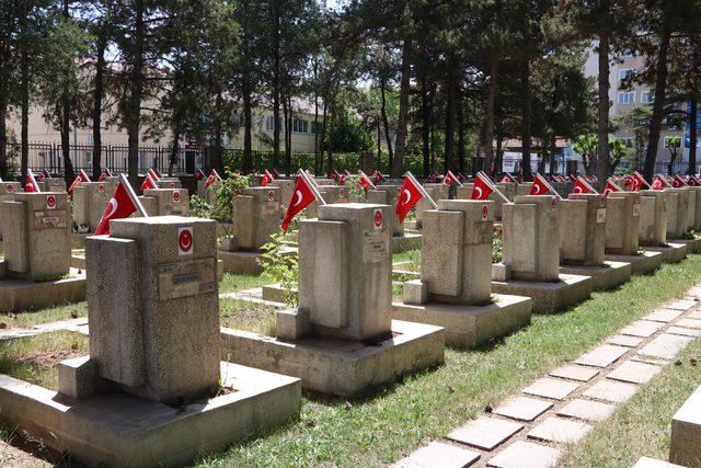 Eskişehir'de, bayram arifesinde şehitlik ziyareti 