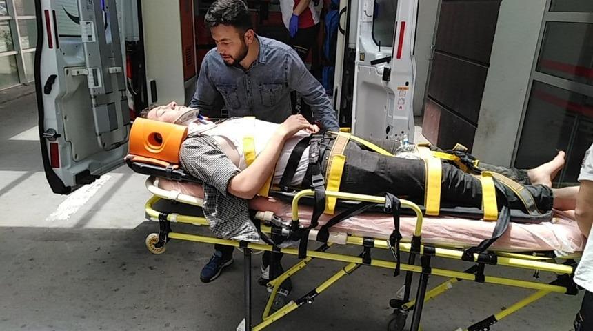 Hafif ticari araç takla attı: 2 Yaralı