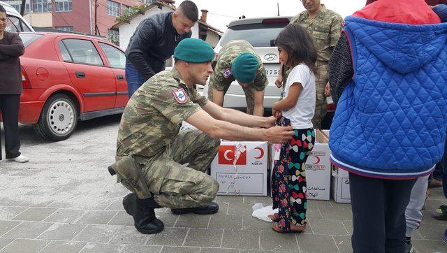 Türk askeri, Kosovalı çocukların yüzünü güldürdü