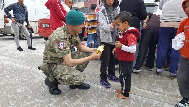 Türk askeri, Kosovalı çocukların yüzünü güldürdü