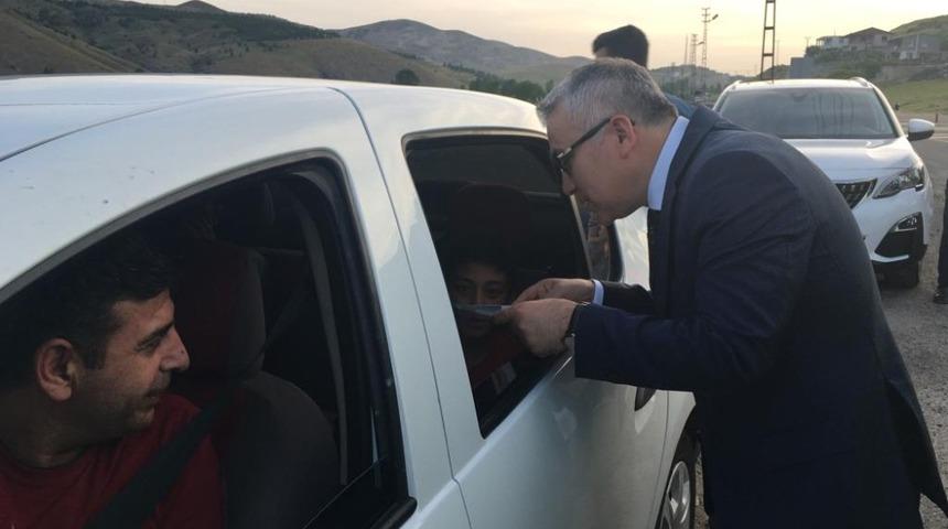 Vali, yolculara gazoz ikram etti