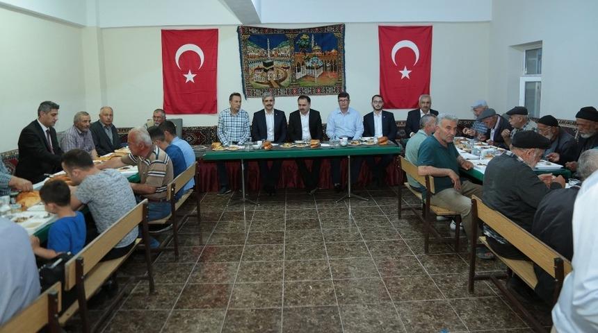 Vali &Ccedil;akır, k&ouml;y halkı ile iftar sofrasında buluştu
