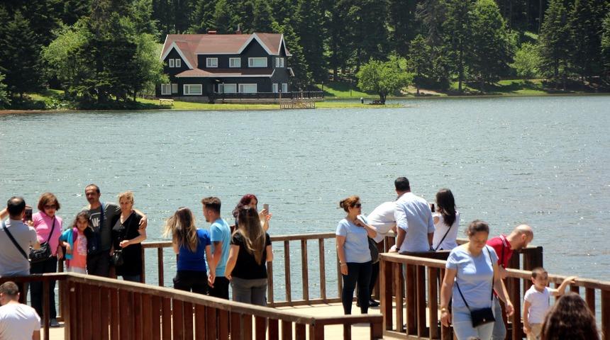 O manzarayı gören telefonuna sarılıyor