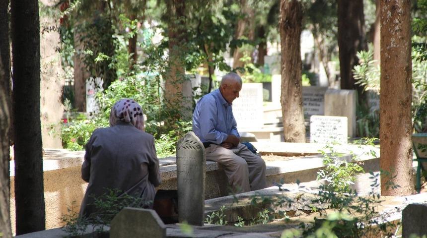 Bayram öncesi mezarlıklara akın