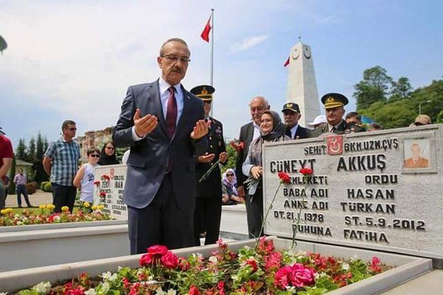 Arefe gününde şehitler dualarla yad edildi