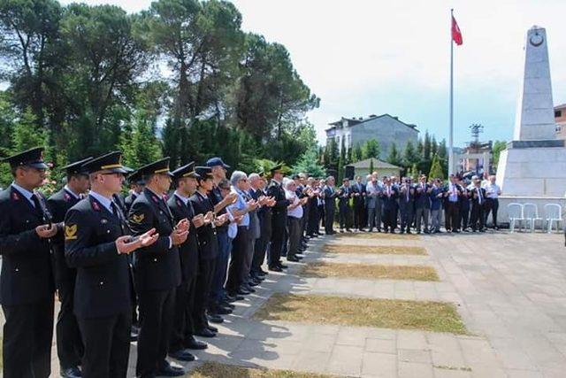 Arefe gününde şehitler dualarla yad edildi