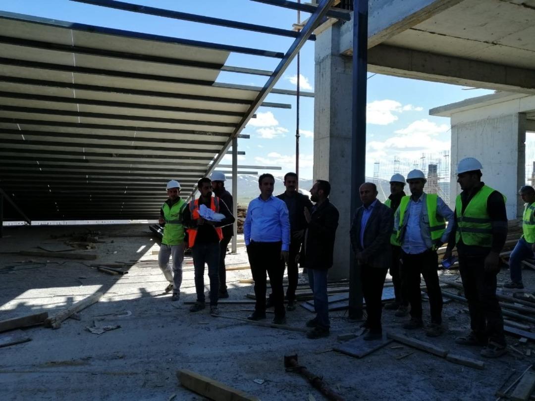 Kaymakam Dundar, hastane inşaatında incelemelerde bulundu