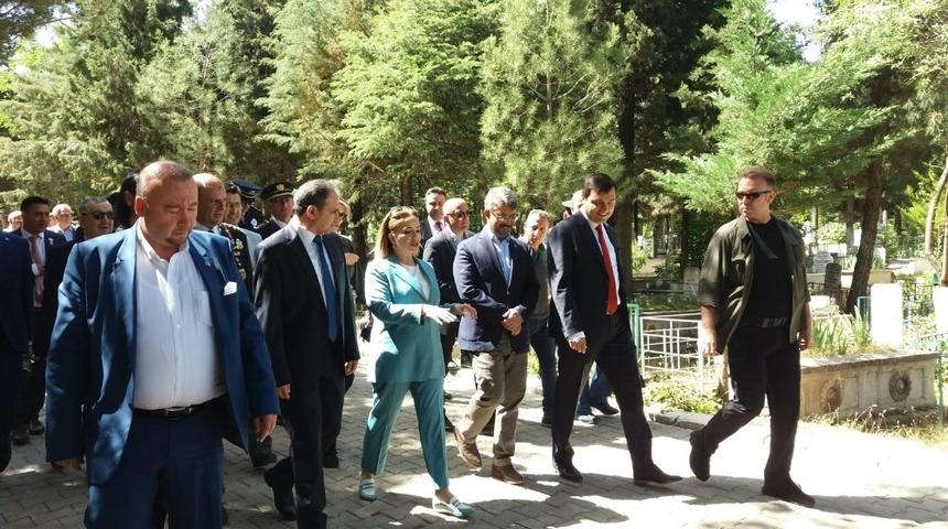 Vali Kocabıyık ve protokol &uuml;yelerinden şehitliğe bayram ziyareti