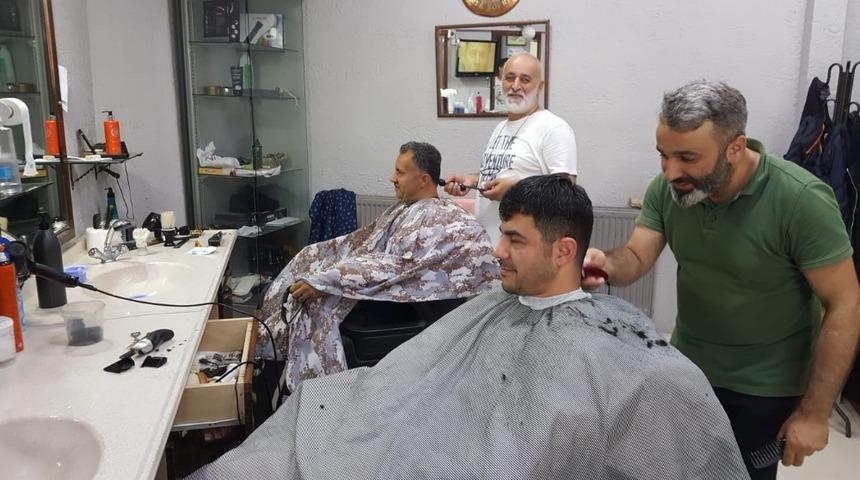 D&uuml;zce&rsquo;de erkek kuaf&ouml;rlerinde bayram yoğunluğu