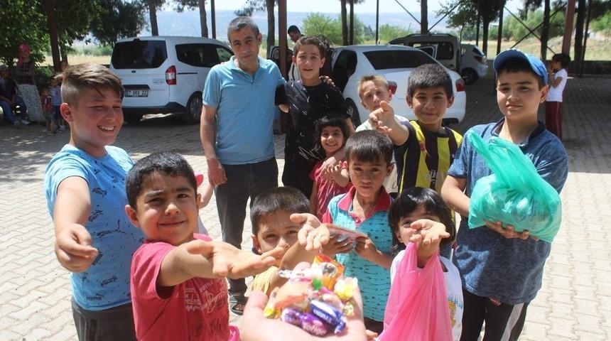 &Ccedil;ocukların Arefe g&uuml;n&uuml;nde şeker sevinci