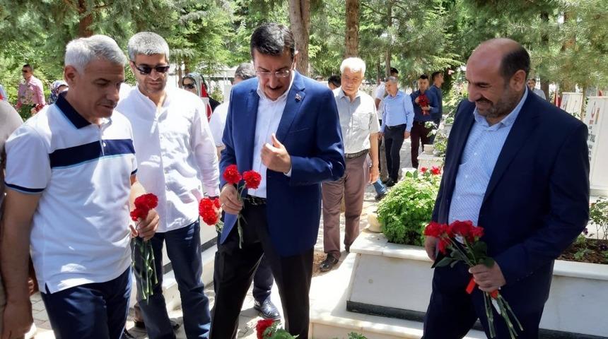 AK Parti&rsquo;den şehitliğe ziyaret