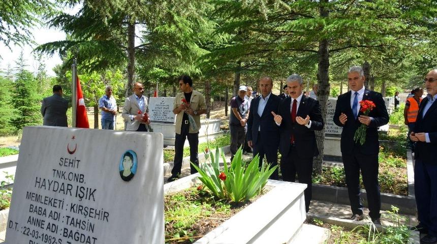 Bayram Arefesinde duygusal şehitlik ziyareti