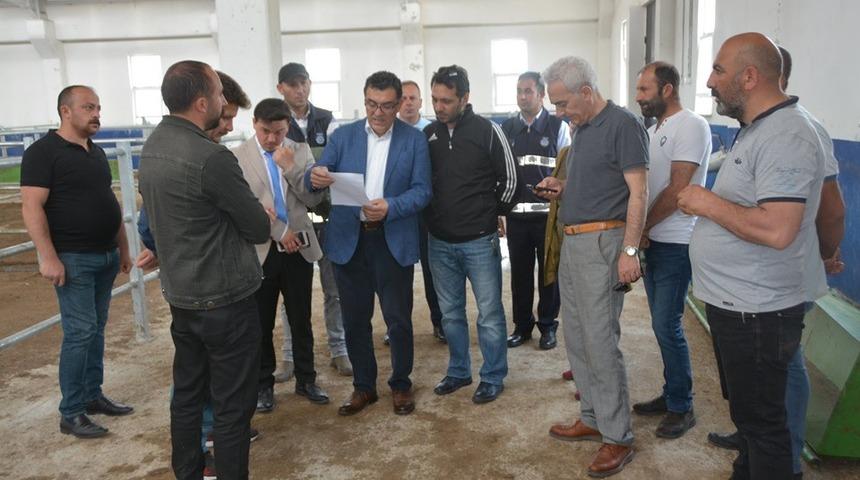 Başkan Demir, hayvan pazarında incelemelerde bulundu