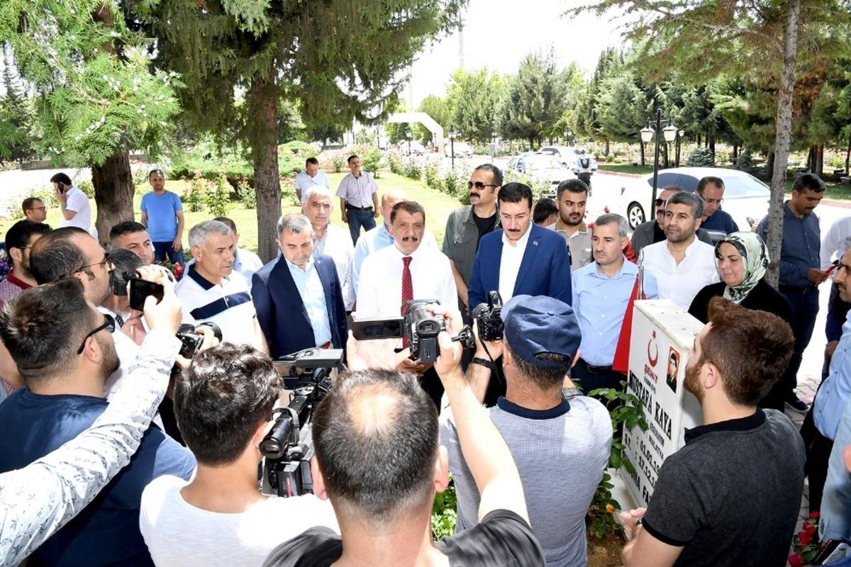 Başkan G&uuml;rkan huzurevini ve sevgi evlerini ziyaret