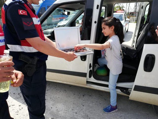 Jandarmadan şeker tadında ‘bayram uygulaması’