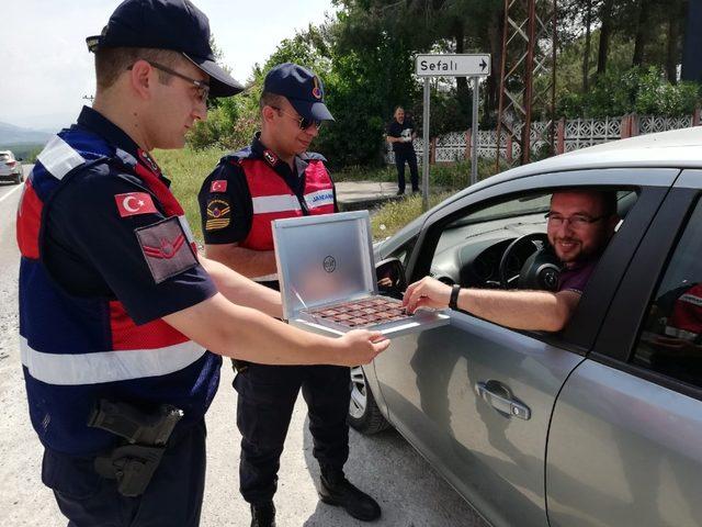 Jandarmadan şeker tadında ‘bayram uygulaması’