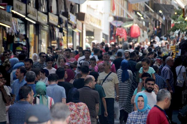 Bursa'da Tarihi Hanlar Bölgesi'nde bayram hareketliliği