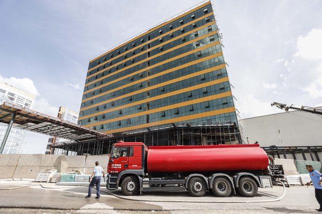 Otel inşaatında patlayan doğal gaz borusu alev aldı
