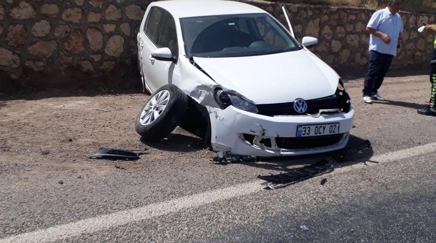 Otomobil istinat duvarına &ccedil;arptı