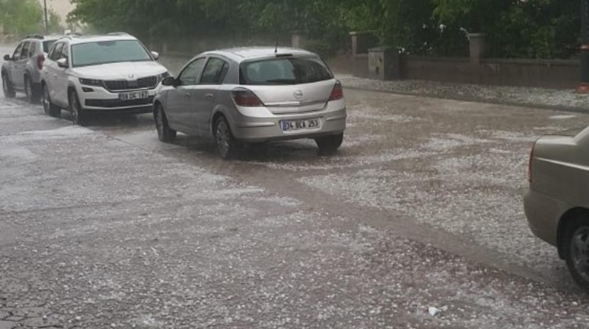 Ceviz b&uuml;y&uuml;kl&uuml;ğ&uuml;nde dolu yağdı