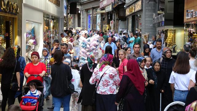 Trabzon cadde ve sokakları tatile gelenlerle doldu