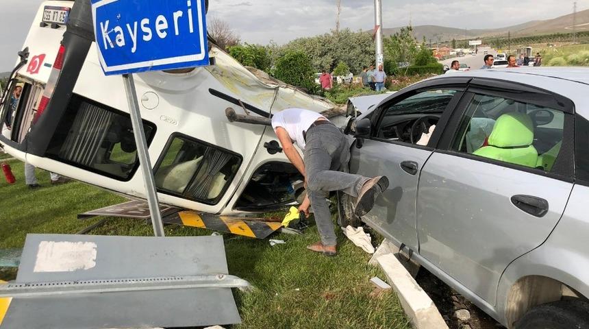 Niğde’de otomobiller çarpıştı: 1’i ağır 2 yaralı