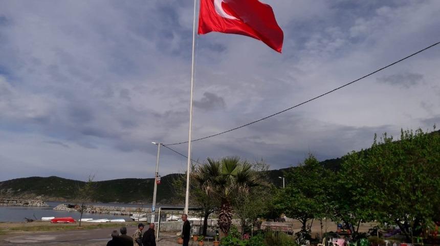 Erdek&rsquo;in Turan Mahallesi meydanına T&uuml;rk bayrağı dikildi