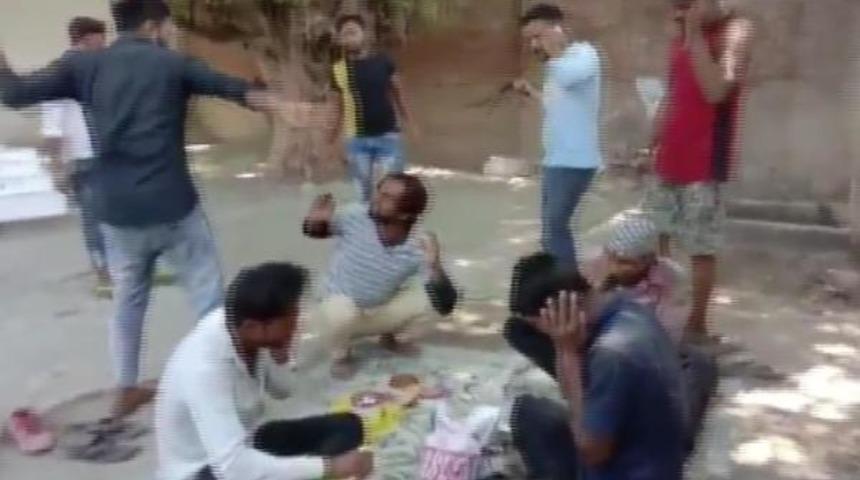 Hindistan&rsquo;da 'inek eti yiyorsunuz' diyerek oru&ccedil; a&ccedil;an M&uuml;sl&uuml;manlara saldırdılar