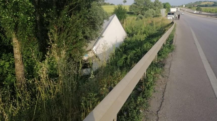 Şarampole u&ccedil;an kamyondan sağ &ccedil;ıktı