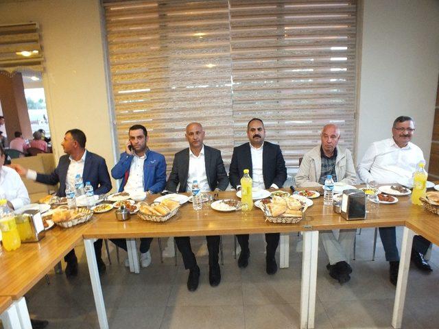 AK Parti Malazgirt ilçe teşkilatı insan son iftar yemeği verdi