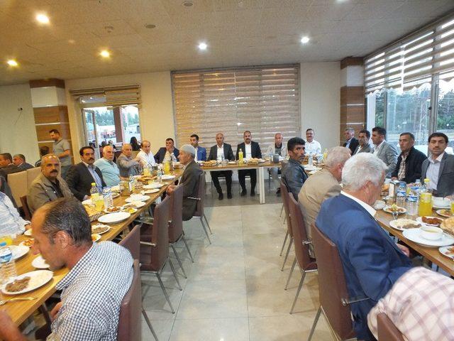 AK Parti Malazgirt ilçe teşkilatı insan son iftar yemeği verdi