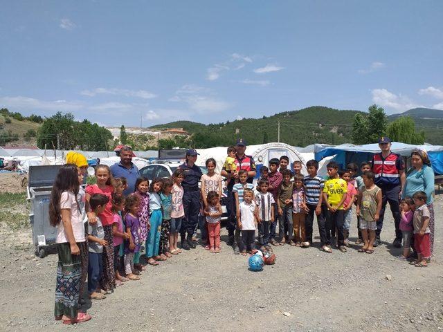 Jandarmadan tarım işçilerinin çocuklarına bayram şekeri