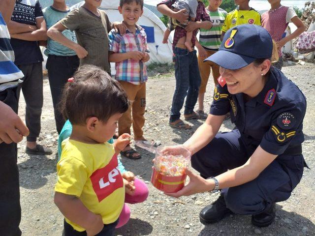 Jandarmadan tarım işçilerinin çocuklarına bayram şekeri