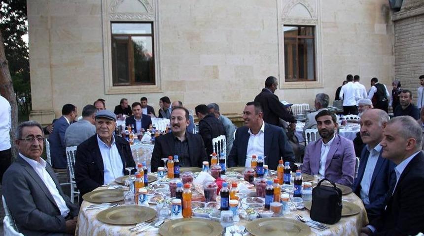 Vali Pehlivan, Adabaşı K&ouml;y&uuml;nde d&uuml;zenlenen iftara katıldı