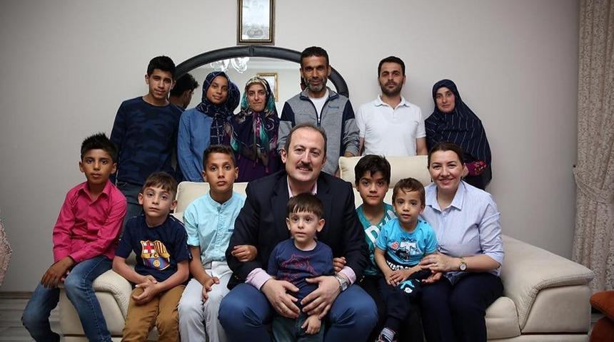 Vali Pehlivan, koruyucu ailelerin evlerine misafir oldu