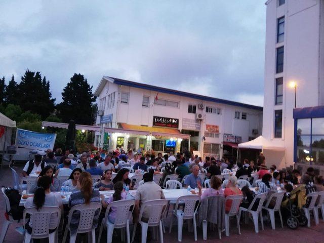 Kuşadası’nda Ülkü Ocakları 15 bin kişiye iftar verdi