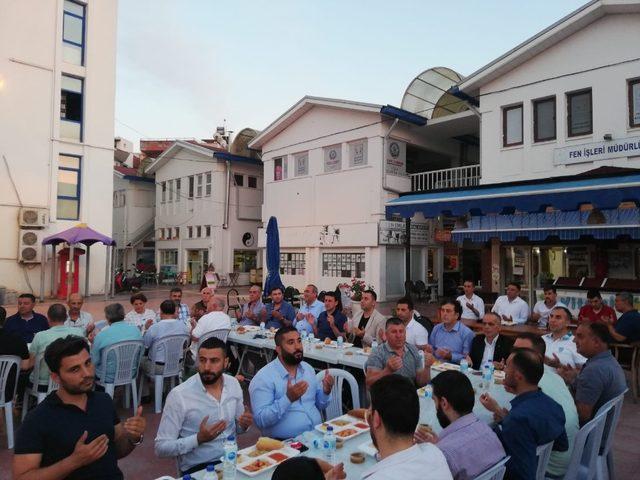 Kuşadası’nda Ülkü Ocakları 15 bin kişiye iftar verdi