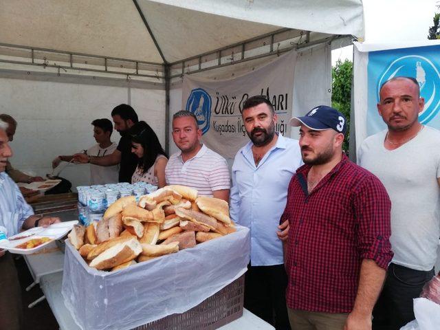 Kuşadası’nda Ülkü Ocakları 15 bin kişiye iftar verdi