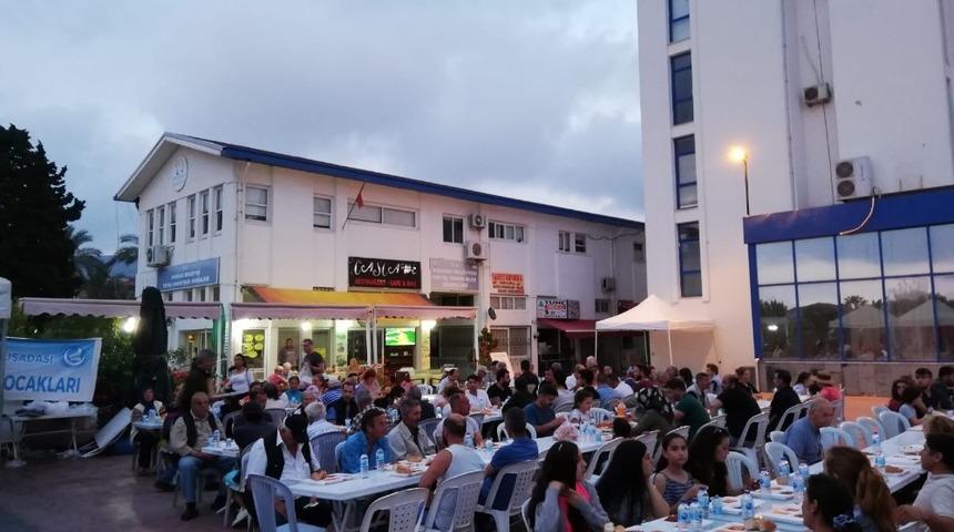 Kuşadası&rsquo;nda &Uuml;lk&uuml; Ocakları 15 bin kişiye iftar verdi