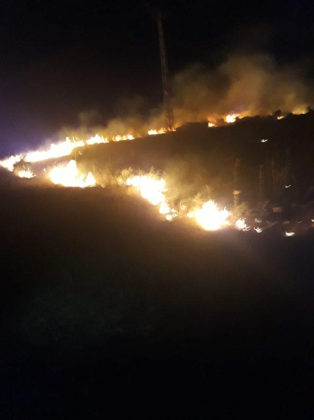 Hatay’da kayalık arazide ot yangını