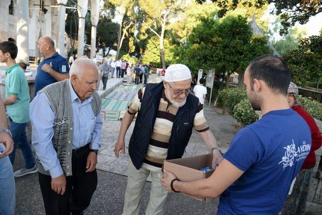 Büyükşehir Belediyesi vatandaşlarla bayramlaştı