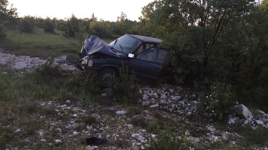 Park halindeki otomobile çarptı: 2 yaralı