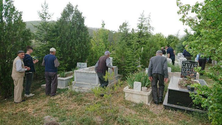 Gemiç Mahallesinde kabir ziyareti G2