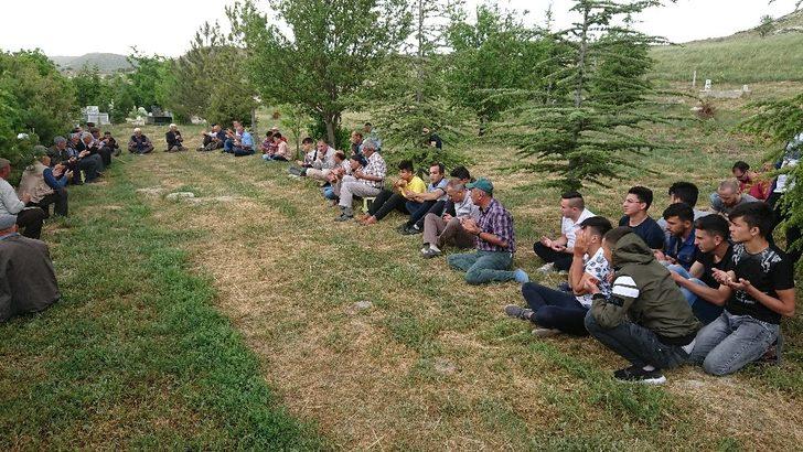 Gemiç Mahallesinde kabir ziyareti G4