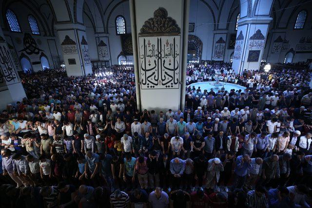 Bursa'da bayram namazı için camilere akın