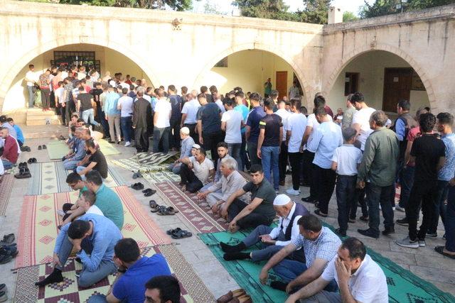 Şanlıurfa'da bayram namazı ve mezarlık ziyareti