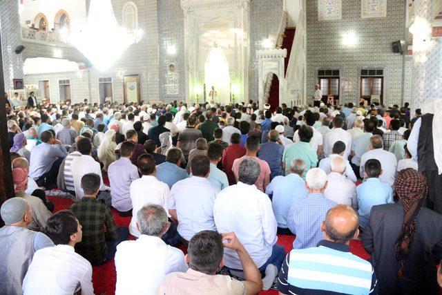 Şanlıurfa'da bayram namazı ve mezarlık ziyareti