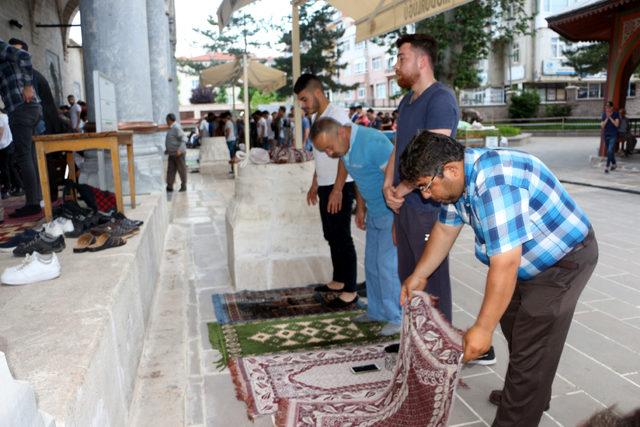 Tokat'ta bayram namazında camiler doldu